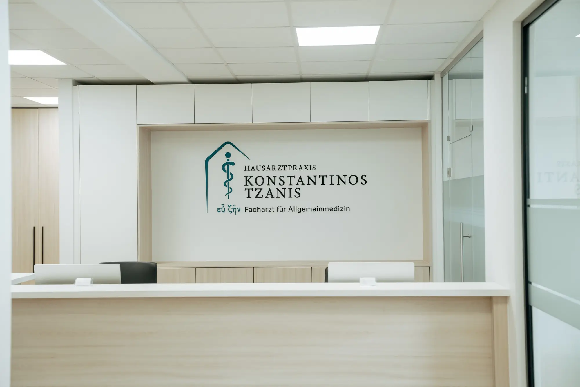 Empfangstheke der Hausarztpraxis Konstantinos Tzanis am Sternplatz in Lüdenscheid