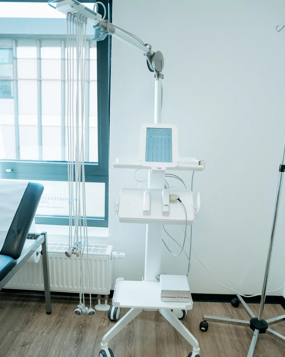 EKG Gerät in einem Behandlungsraum der Praxis Tzanis