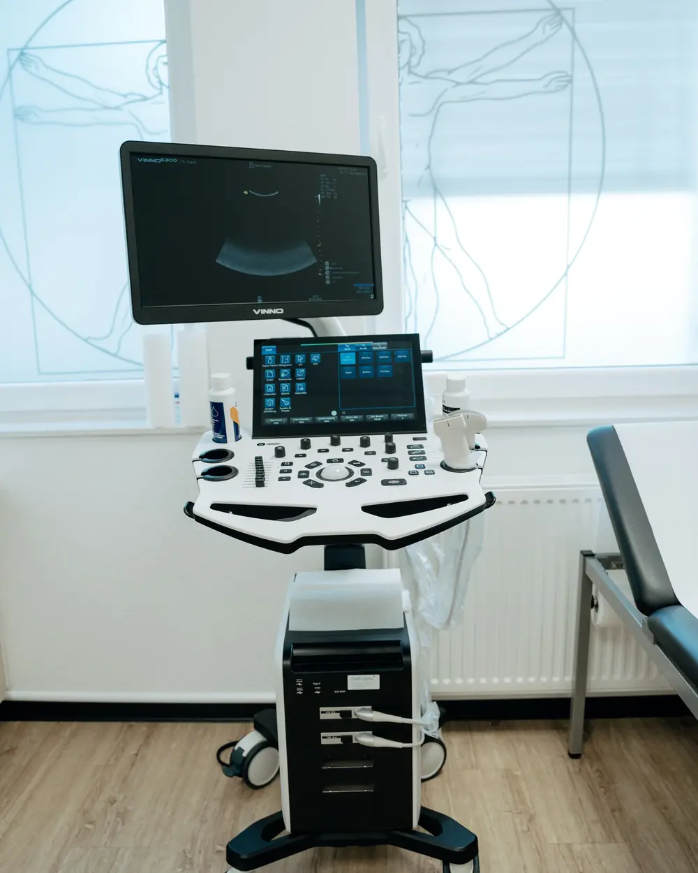Ultraschallgerät und Untersuchungsliege in der Hausarztpraxis Tzanis
