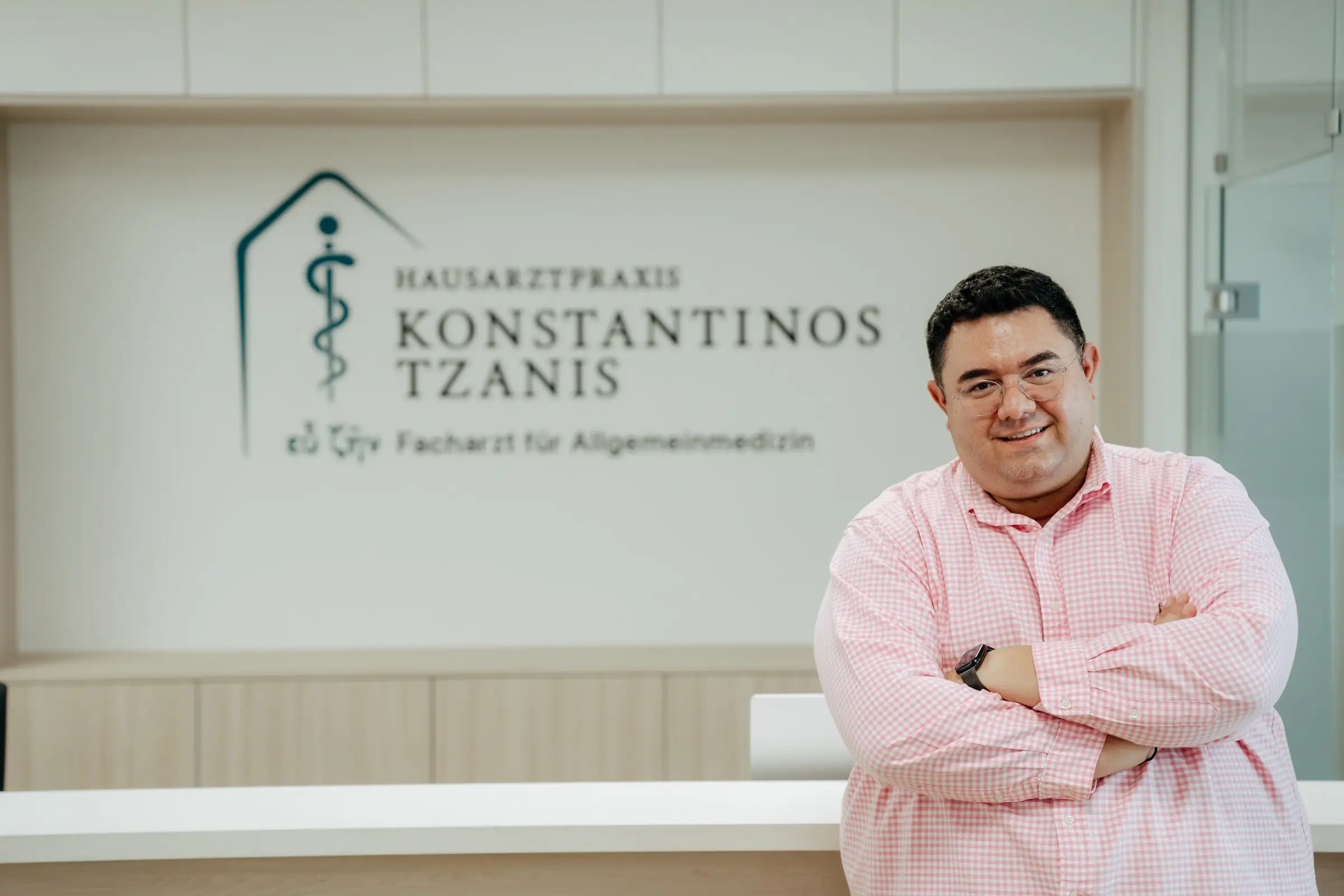 Konstantinos Tzanis, Facharzt für Allgemeinmedizin, am Empfang seiner Hausarztpraxis in Lüdenscheid